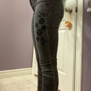 Garage high waisted skinny jeans in size 00 with embroidered flowers